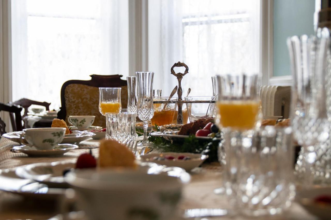Bed & Breakfast Gifford-risley House Media