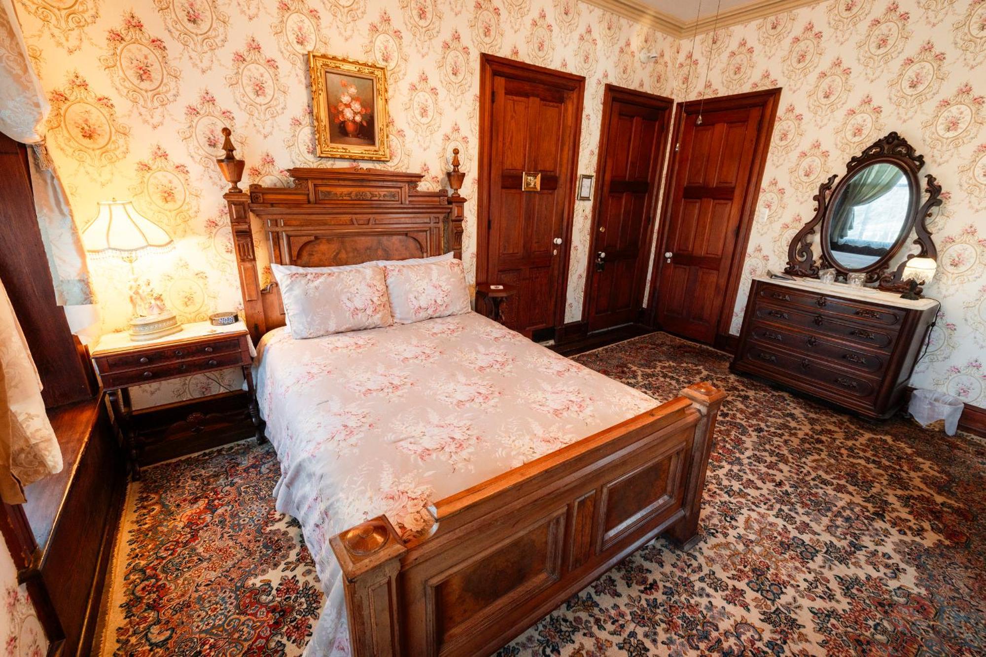 Gifford-risley House Bed & Breakfast *