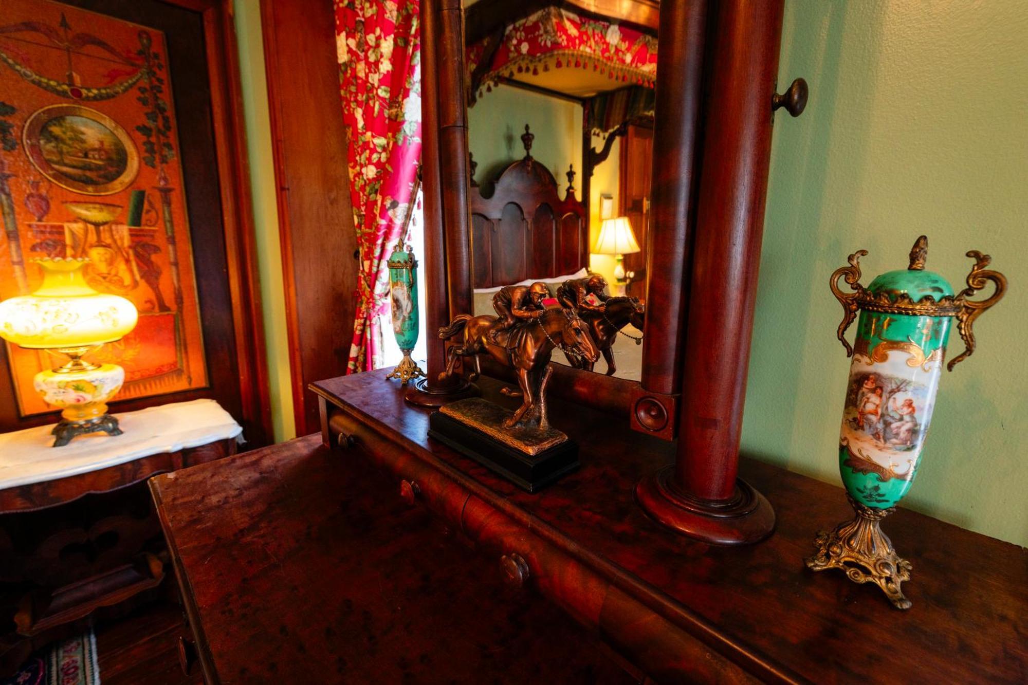 Gifford-risley House Bed & Breakfast
