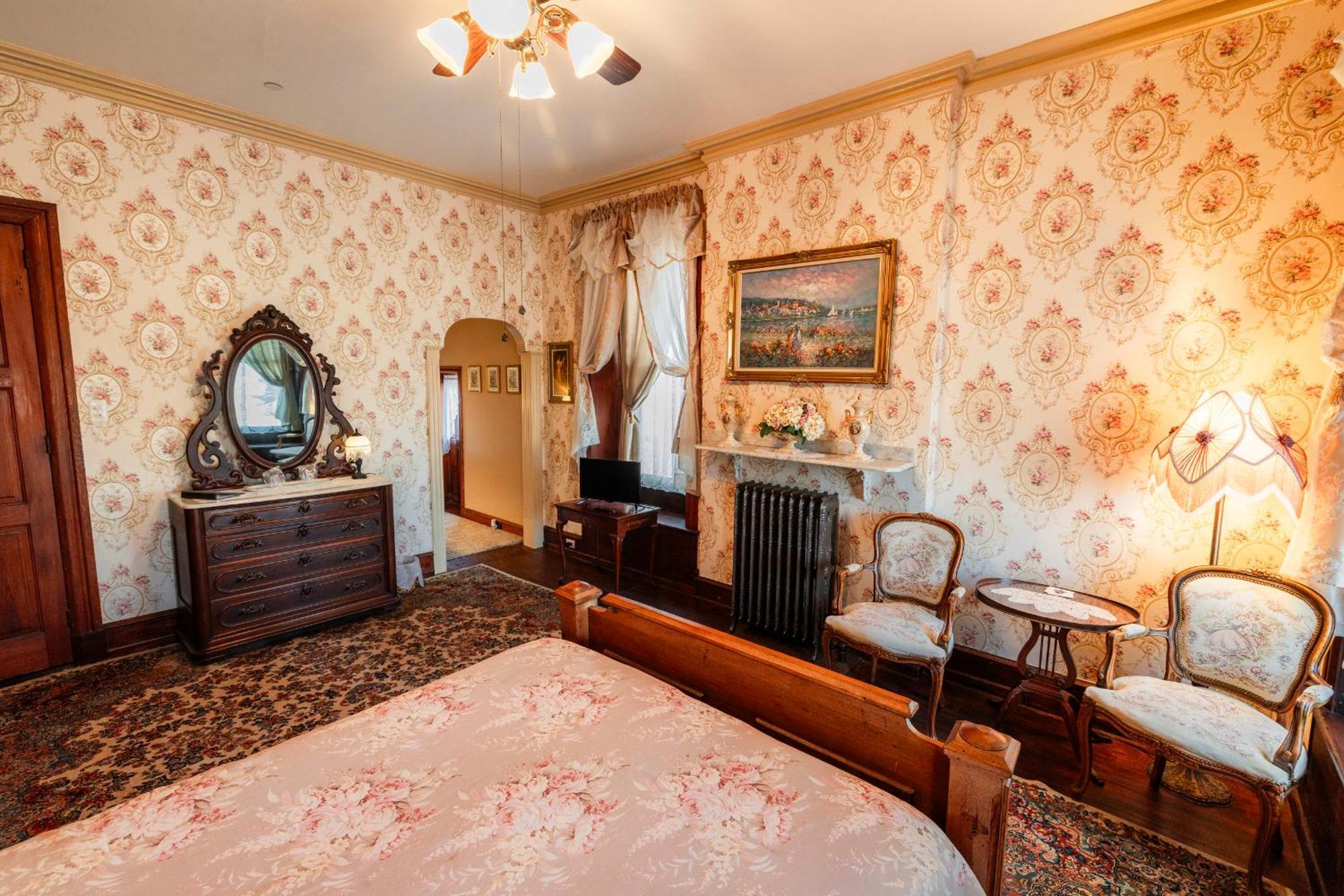 Gifford-risley House Bed & Breakfast Media