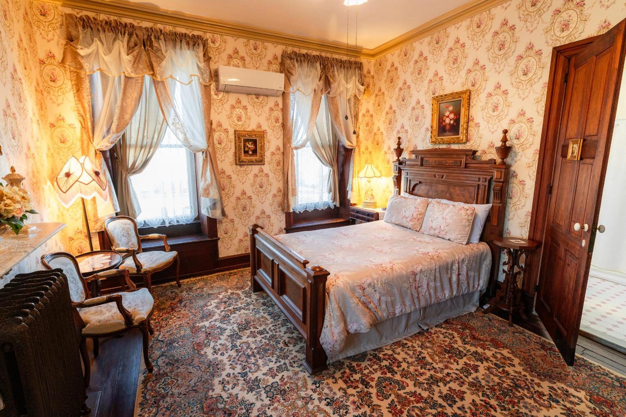 Gifford-risley House Bed & Breakfast