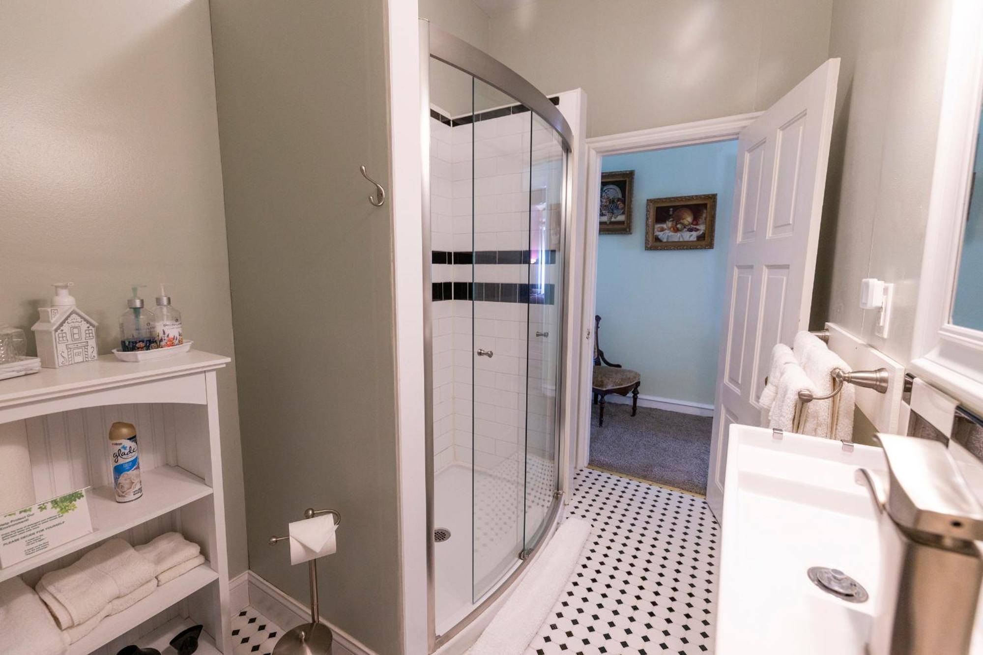 Gifford-risley House Bed and breakfast Media