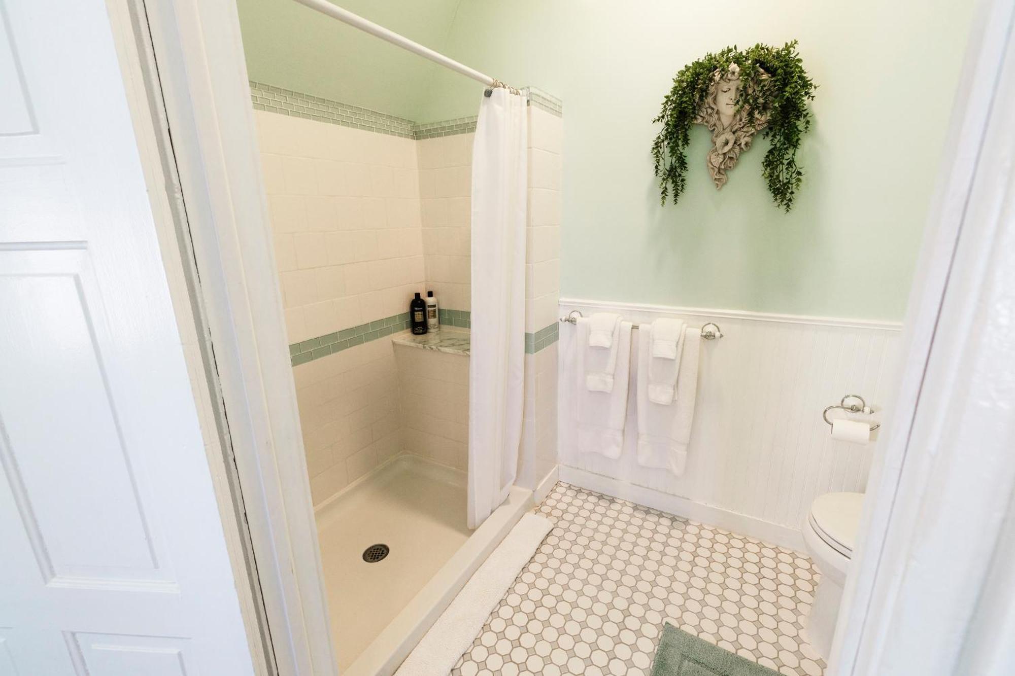 Bed and breakfast Gifford-risley House Media